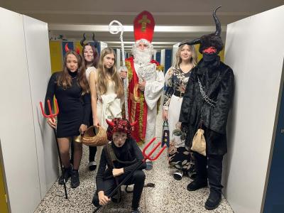 Mikuláš s anděli a čerty