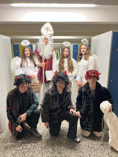 Mikuláš s anděli a čerty