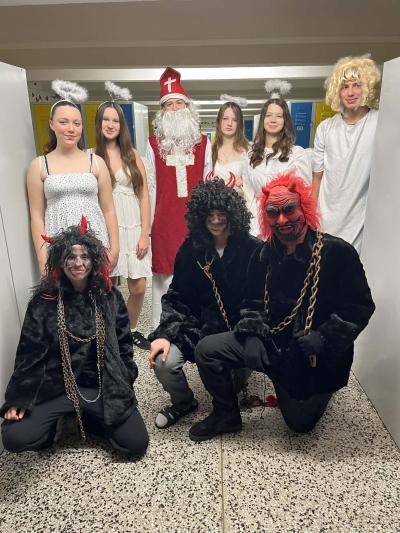 Mikuláš s anděli a čerty