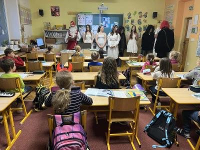 Mikuláš s anděli a čerty