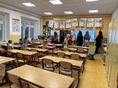 Mikuláš s anděli a čerty