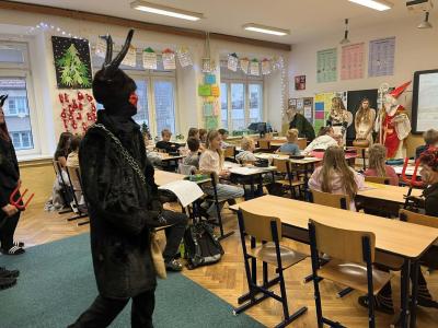 Mikuláš s anděli a čerty