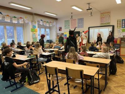 Mikuláš s anděli a čerty